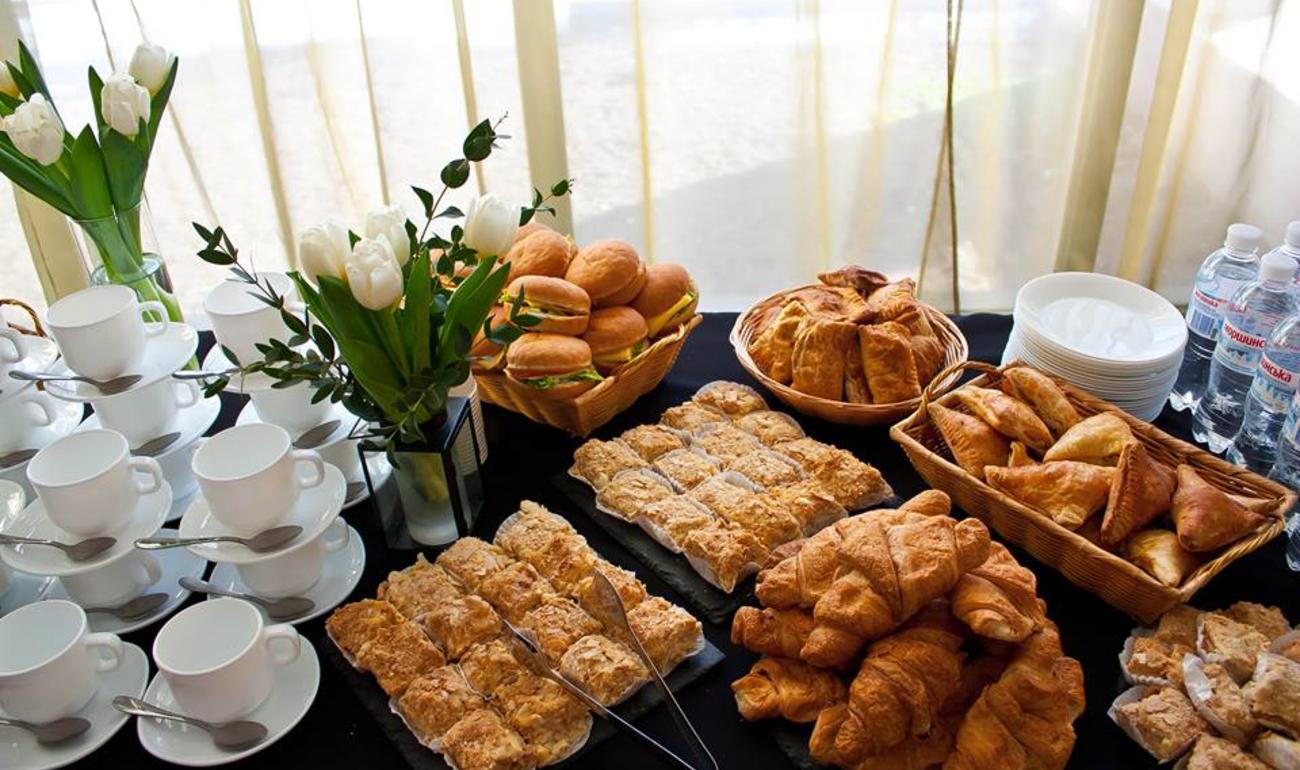 Организовать выставку в кафе-столовой «Елена»