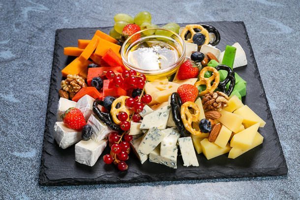 Квартет сыров со свежими ягодами, медом, орехами и мятой