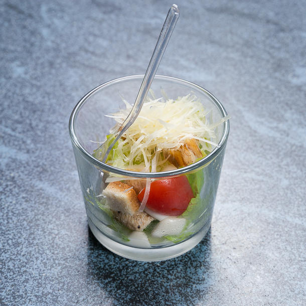 Мини салат Цезарь с индейкой, сыром пармезан и авторским соусом