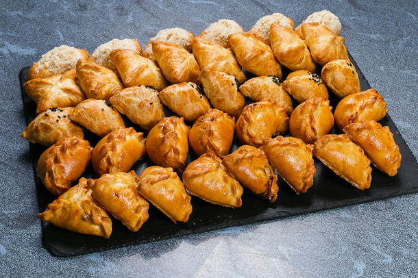 Мини пирожок со свежей брусникой