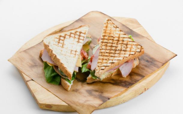 Сэндвич с ветчиной, зеленым салатом и сыром