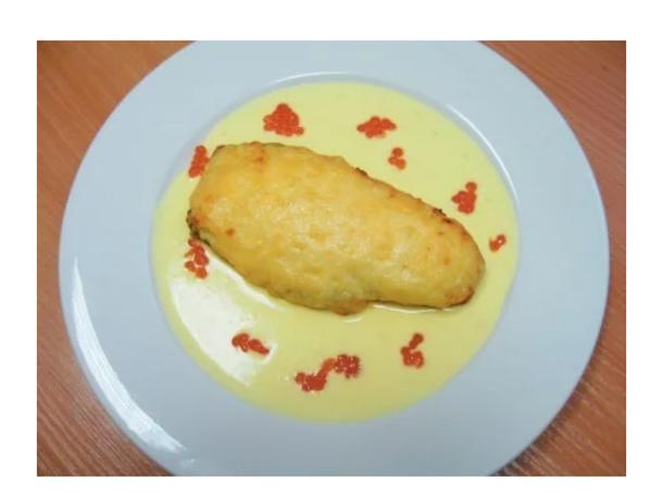 Стейк из семги под картофельным муссом с соусом из сливок и красной икры Стейк из семги под картофельным муссом с соусом из сливок и красной икры