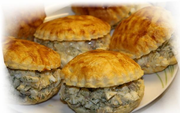 Ракушки из слоеного теста с жульеном из куры и грибов Ракушки из слоеного теста с жульеном из куры и грибов