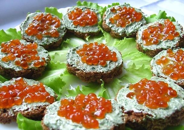 Канапе с зеленым маслом и красной икрой Канапе с зеленым маслом и красной икрой