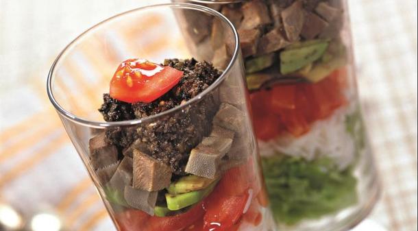 Салат-коктейль с языком яблоками и ананасами Салат-коктейль с языком яблоками и ананасами