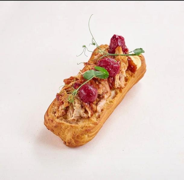 Эклер с рваной свининой, печеным картофелем и беконом, сыром и вишневым соусом Эклер с рваной свининой, печеным картофелем и беконом, сыром и вишневым соусом