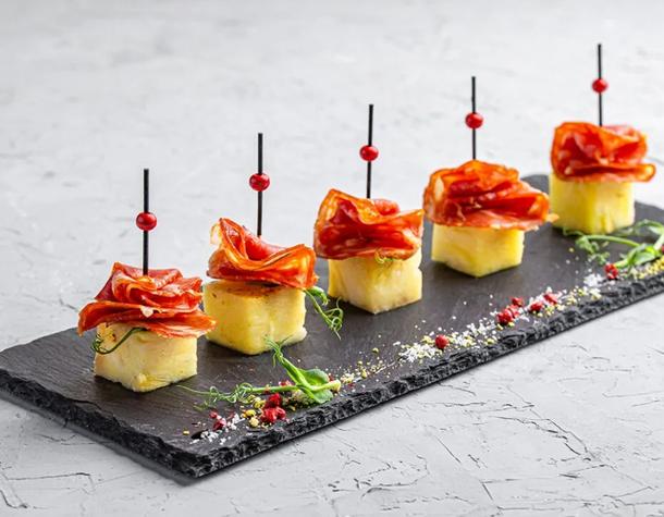 Канапе из пряного ананаса карри и чоризо Канапе из пряного ананаса карри и чоризо