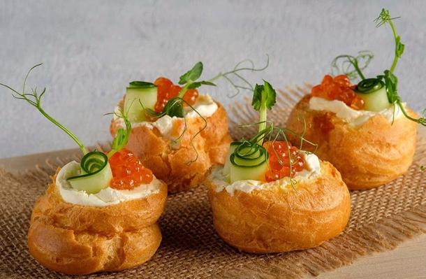 Профитроль с красной икрой и сыром Профитроль с красной икрой и сыром