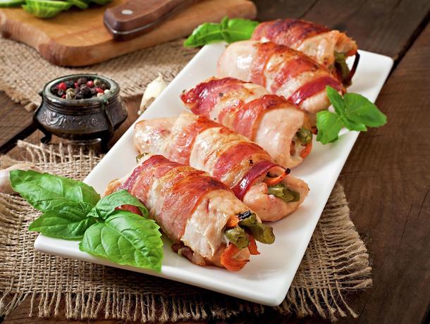 Рулет куриный в беконе с сыром фета Рулет куриный в беконе с сыром фета