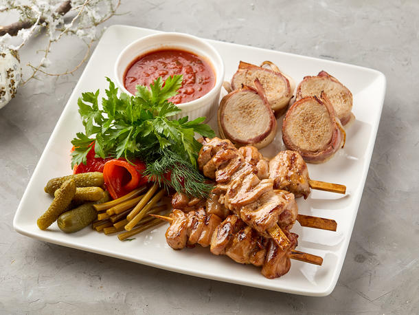 Ассорти мясных горячих закусок