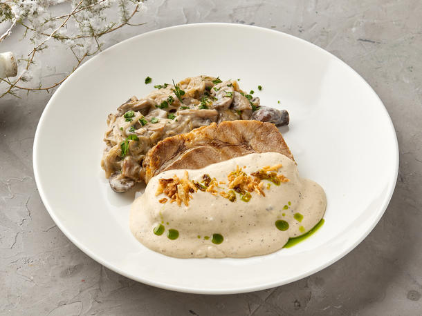 Горячая буженина с грибным рагу и перечным соусом