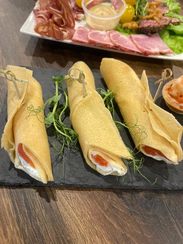 Блинные рулетики с лососем