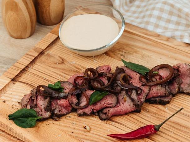 Рулет из ростбифа с маринованным луком