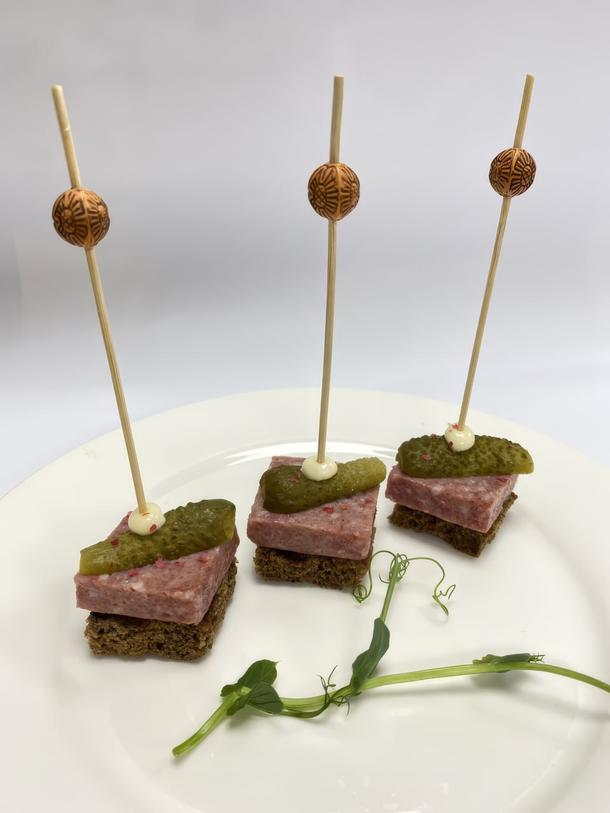 Канапе с сервелатом и корнюшонами на тосте