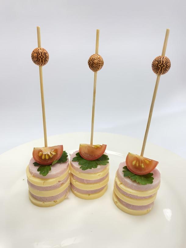 Канапе с ветчиной, сыром и томатом Черри