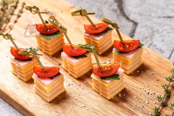 Канапе с ветчиной, сыром и томатом Черри