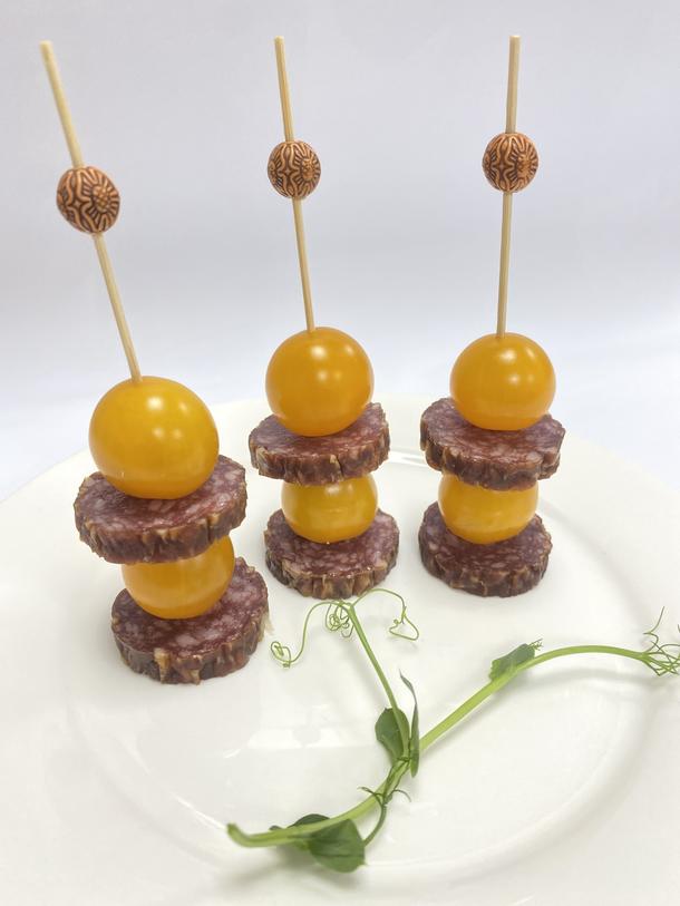 Канапе с сырокопченой колбасой и томатом Черри