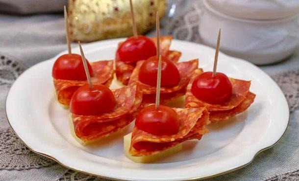Канапе с сырокопченой колбасой и томатом Черри