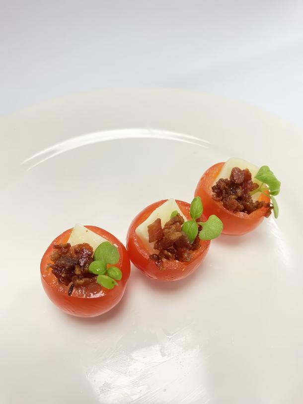 Канапе чери сыром брынза и жареным беконом