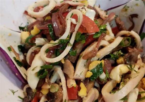 Салат с копчеными кальмарами