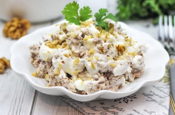 Салат с курицей, шампиньонами, сыром и кедровыми орешками