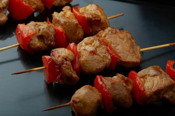 Шашлычок-мини из курицы на шпажке
