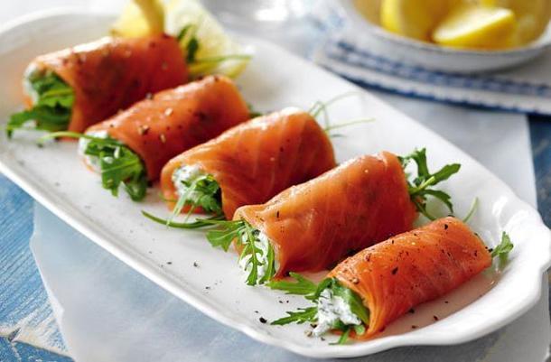 Рулетики из нерки с/с с творожным с ыром и кунжутом Рулетики из нерки с/с с творожным с ыром и кунжутом