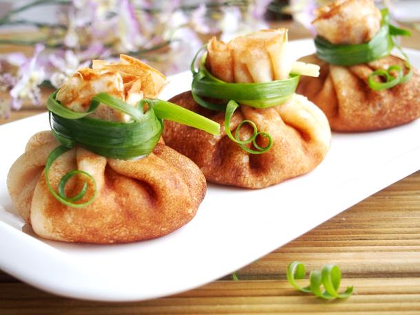 Блинчатые мешочки с жульеном из курицы и грибов Блинчатые мешочки с жульеном из курицы и грибов