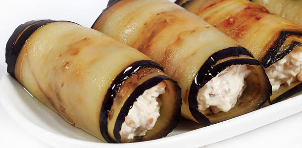 Рулетики из баклажан с сырной начинкой и ржаными гренками Рулетики из баклажан с сырной начинкой и ржаными гренками