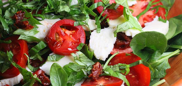 Салат с томатами и сыром Моцарелла с бальзамическом соусе