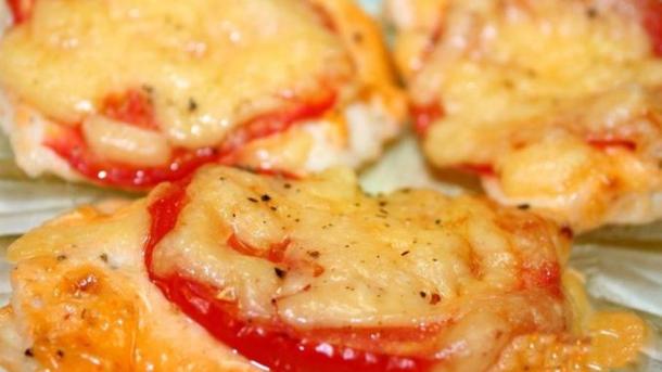 Куриное филе с томатом (ананасом) и картофельными драниками Куриное филе с томатом (ананасом) и картофельными драниками