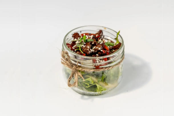 Салат с опаленым беконом, орехами, моцареллой, грушей, томатами черри и розмариновым маслом