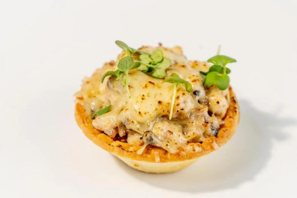 Жюльен с креветками, сливками, тимьяном, цукини и пармезаном.