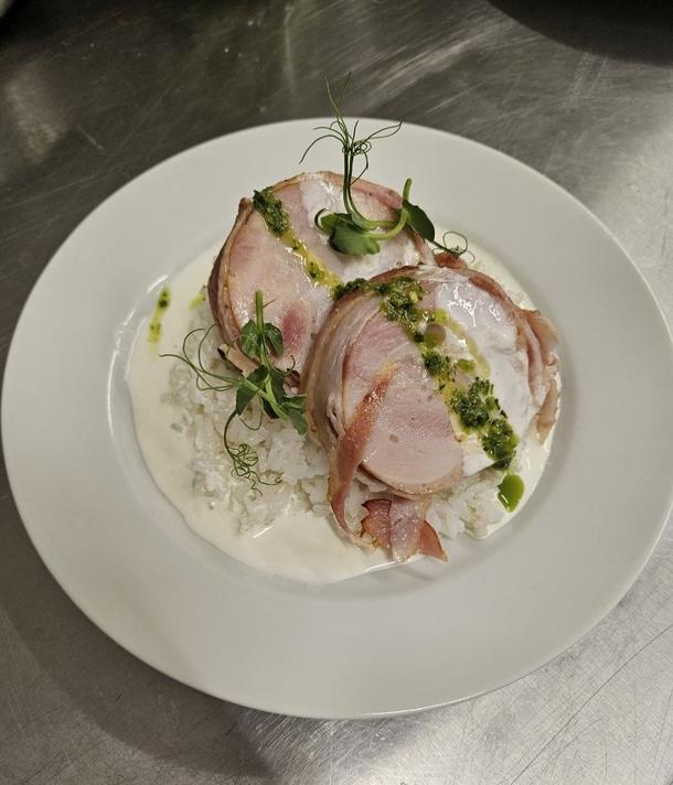 Куриный рулет с сыром в беконе
