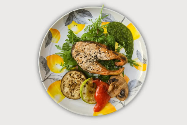 Стейк из свежего лосося c овощами-гриль