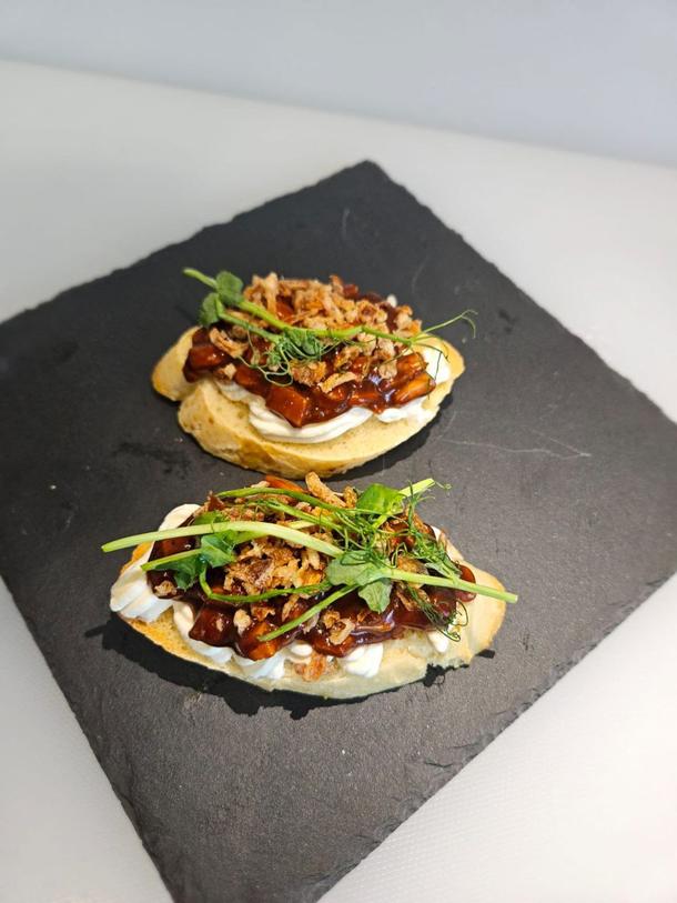 Брускетта с рваной свининой