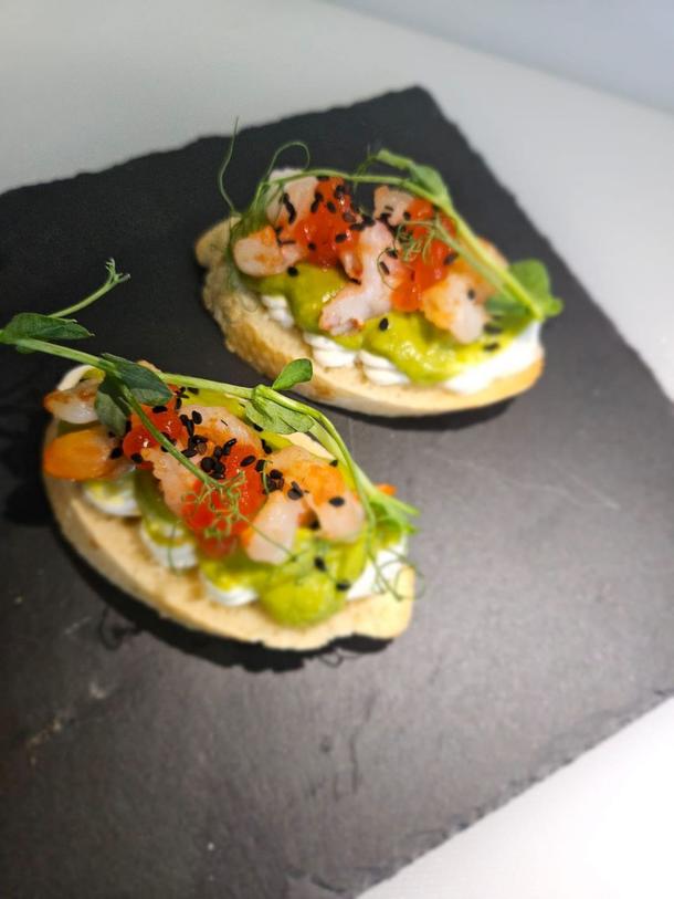 Брускетта с жареной креветкой