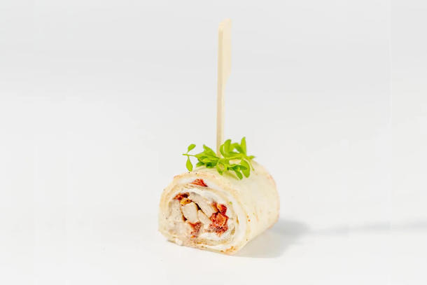 Рулетик из лепешки тортилья с курицей, сыром и овощами