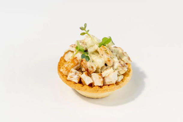 Тарталетка большая с копченой курицей, ананасом и сыром
