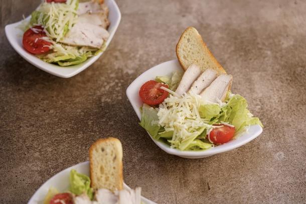 Цезарь с цыпленком и беконом. Цезарь с цыпленком и беконом.