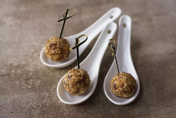 Сырный шарик с виноградом и орехами в меду Сырный шарик с виноградом и орехами в меду