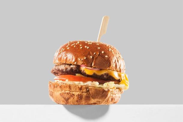 Мини-бургер с говяжьей котлетой, овощами и соусом 1000 островов Мини-бургер с говяжьей котлетой, овощами и соусом 1000 островов