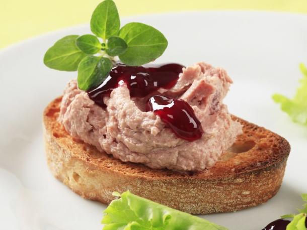 Пате из куриной печени на ремесленном хлебе с ягодным конфитюром