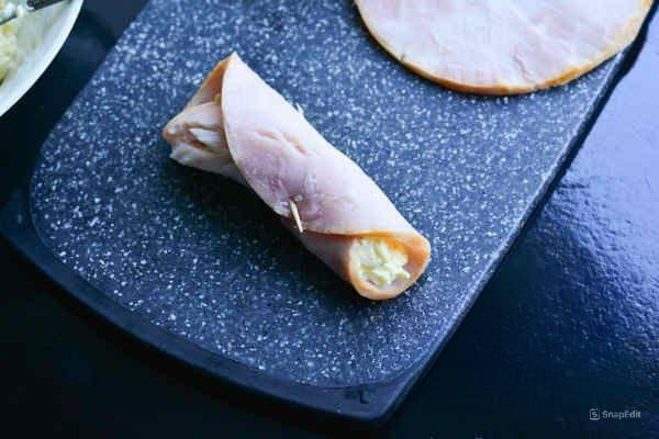 Рулетик из карбоната со сливочным сыром, перцем и огурцом