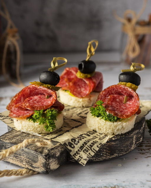 Канапе с салями, сырным муссом и маслиной