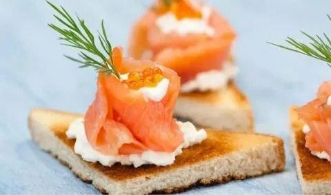 Рулетик из семги со сливочным сыром и красной икрой