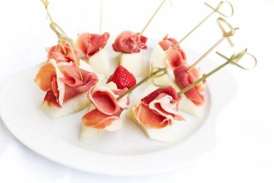 Прошутто с медовой грушей