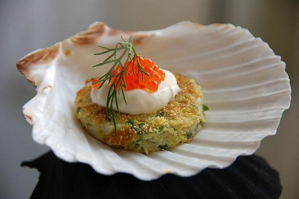 Оладьи из цукини со сливочным сыром и красной икрой