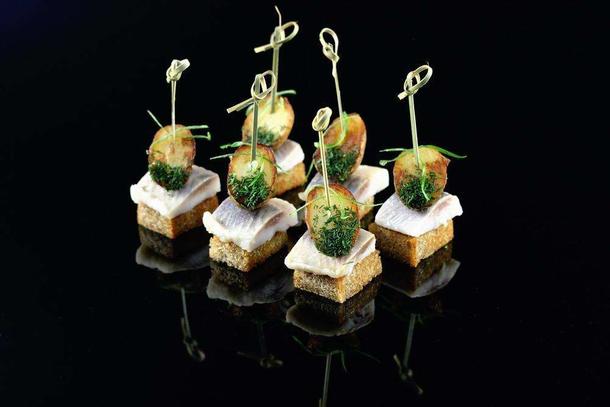 Канапе с сельдью, молодым картофелем и зеленым луком Канапе с сельдью, молодым картофелем и зеленым луком