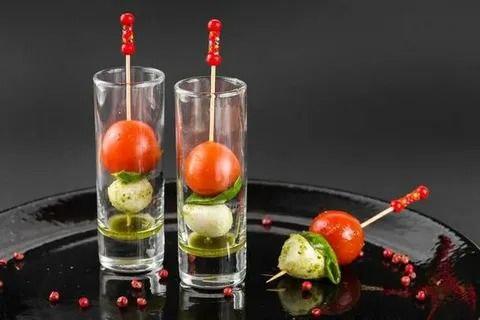 Мини капрезе с соусом песто